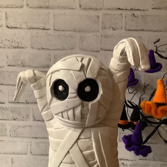 Resin Halloween Standing Mummy On Base - Picture 7 of 7